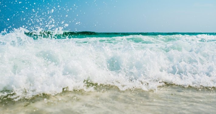 Ein Neuanfang wie eine Welle – kraftvoll, klar, bewegt Mittelmeerwelle an der Costa Blanca als Symbol fürs Auswandern